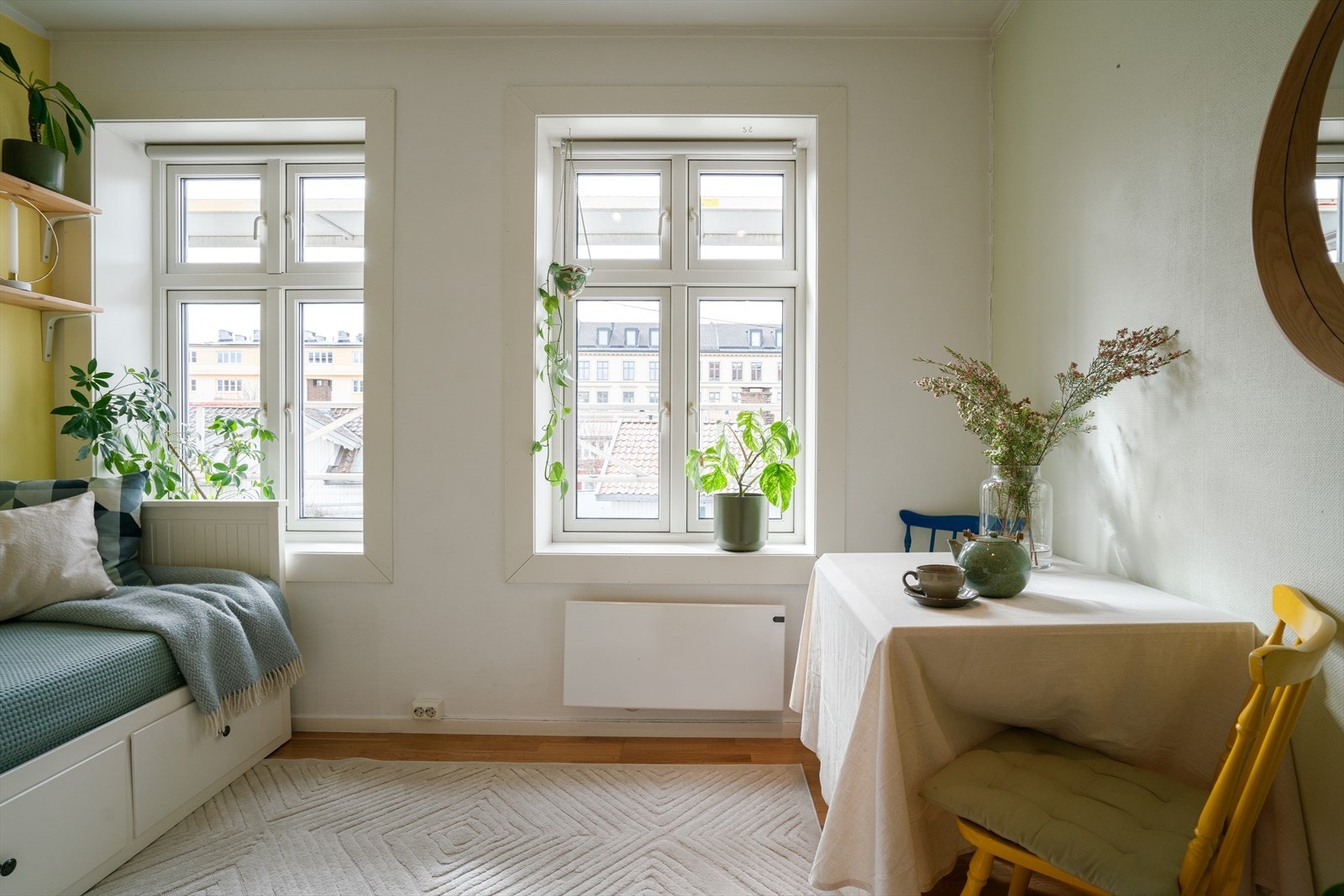 En lys og arealeffektiv 1-romsleilighet beliggende i en usjenert 2.etasje på Vålerenga med alt du trenger rett utenfor døren. Galleribilde