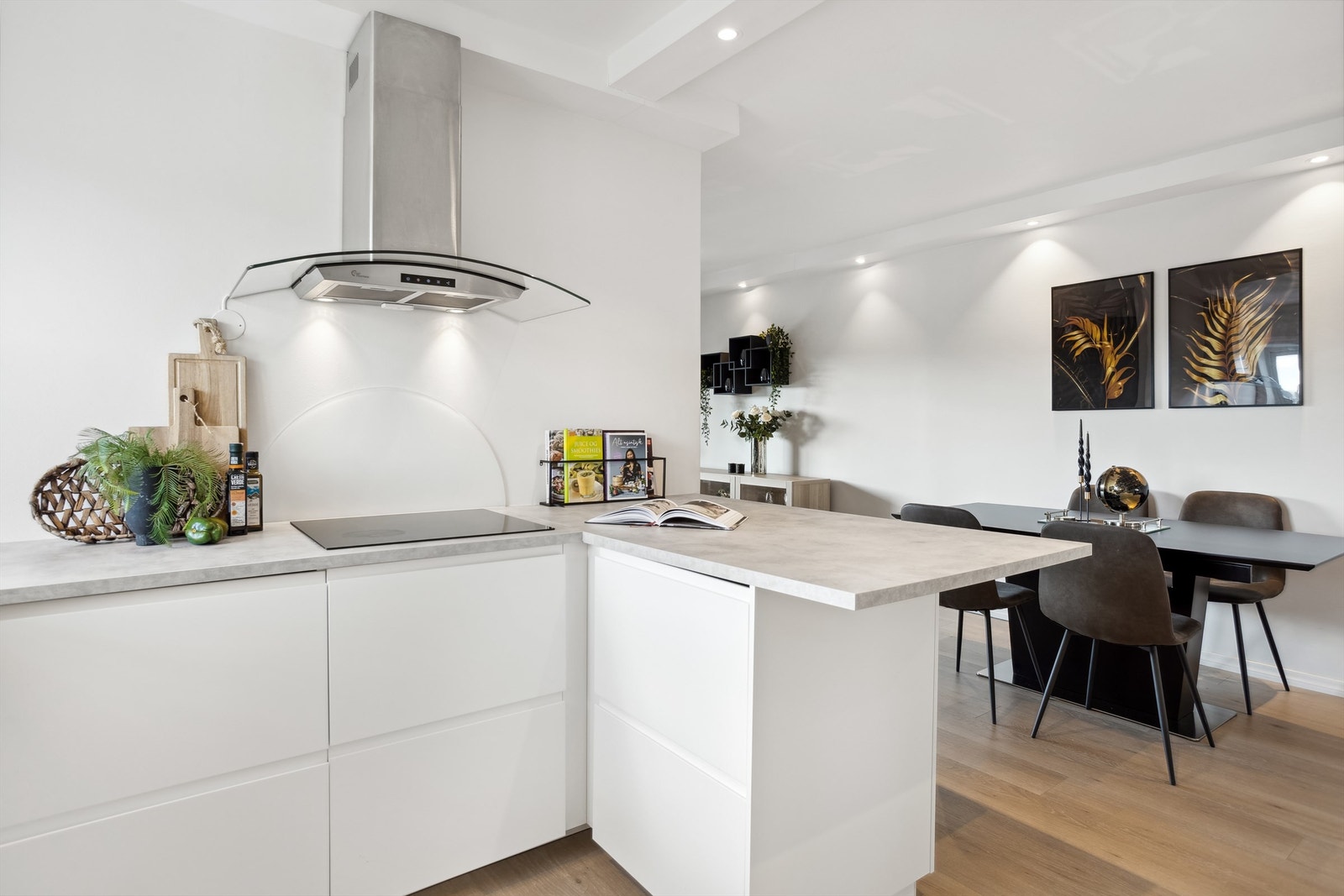 Kjøkkenet er godt utstyrt med integrerte hvitevarer herunder stekeovn, platetopp, oppvaskmaskin, kjøleskap med frys. Galleribilde