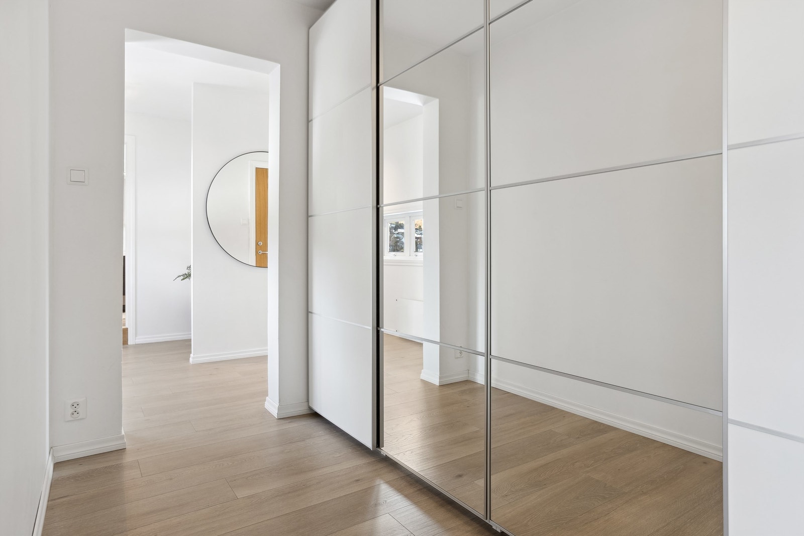 Stort garderobeskap i tilknytning til yttergangen hvor man har rikelig med oppbevaringsplass. Galleribilde