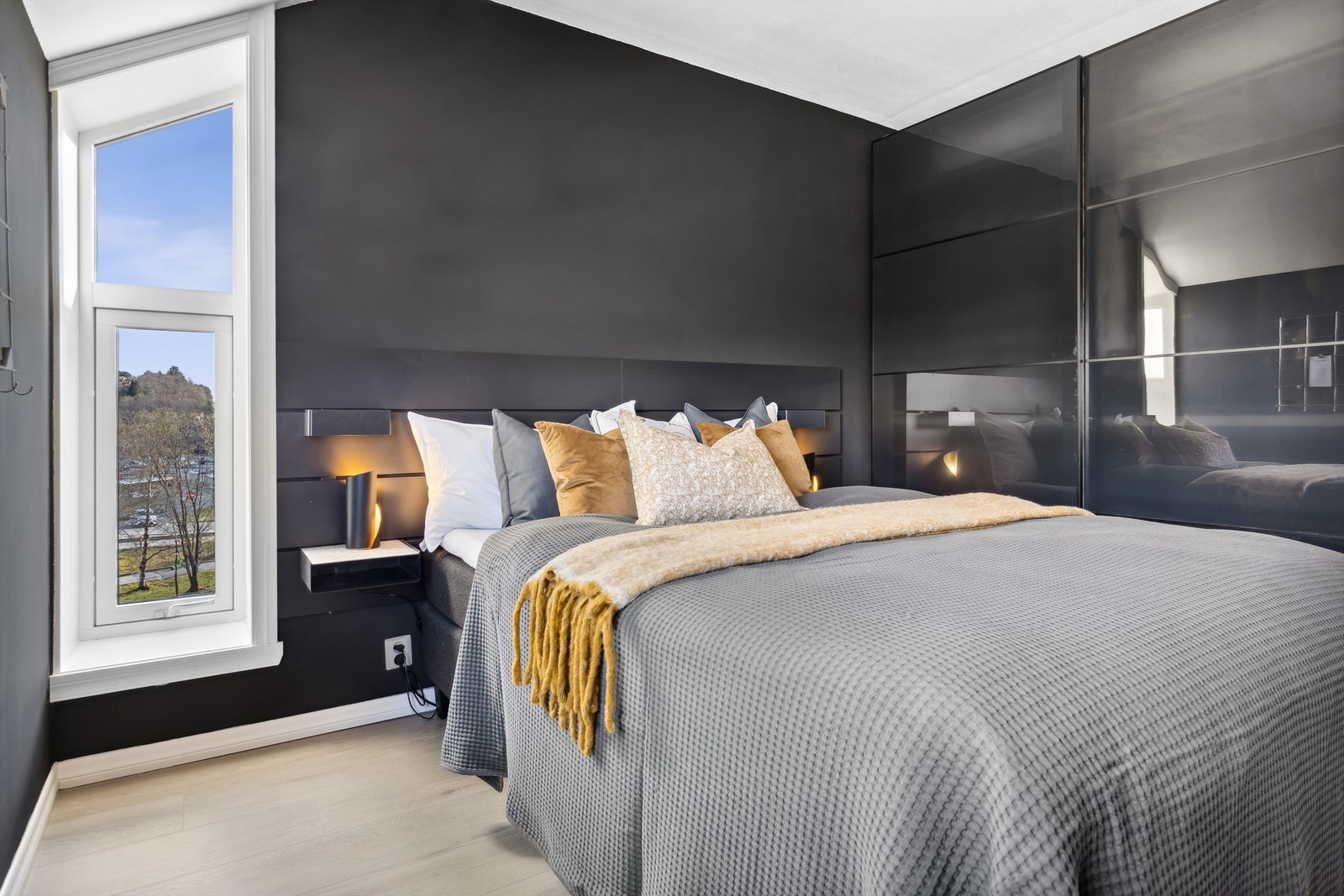 Leiligheten har totalt to soverom. Hovedsoverommet er av god størrelse med plass til dobbeltseng, garderobeløsning og annet møblement. Galleribilde