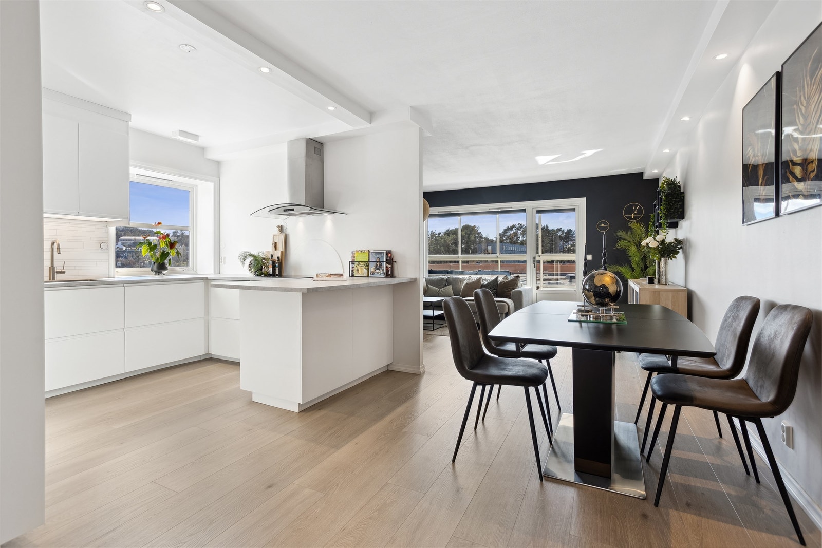 Velkommen til en særdeles lekker topp-og endeleilighet i Åsane Senter 12! Galleribilde