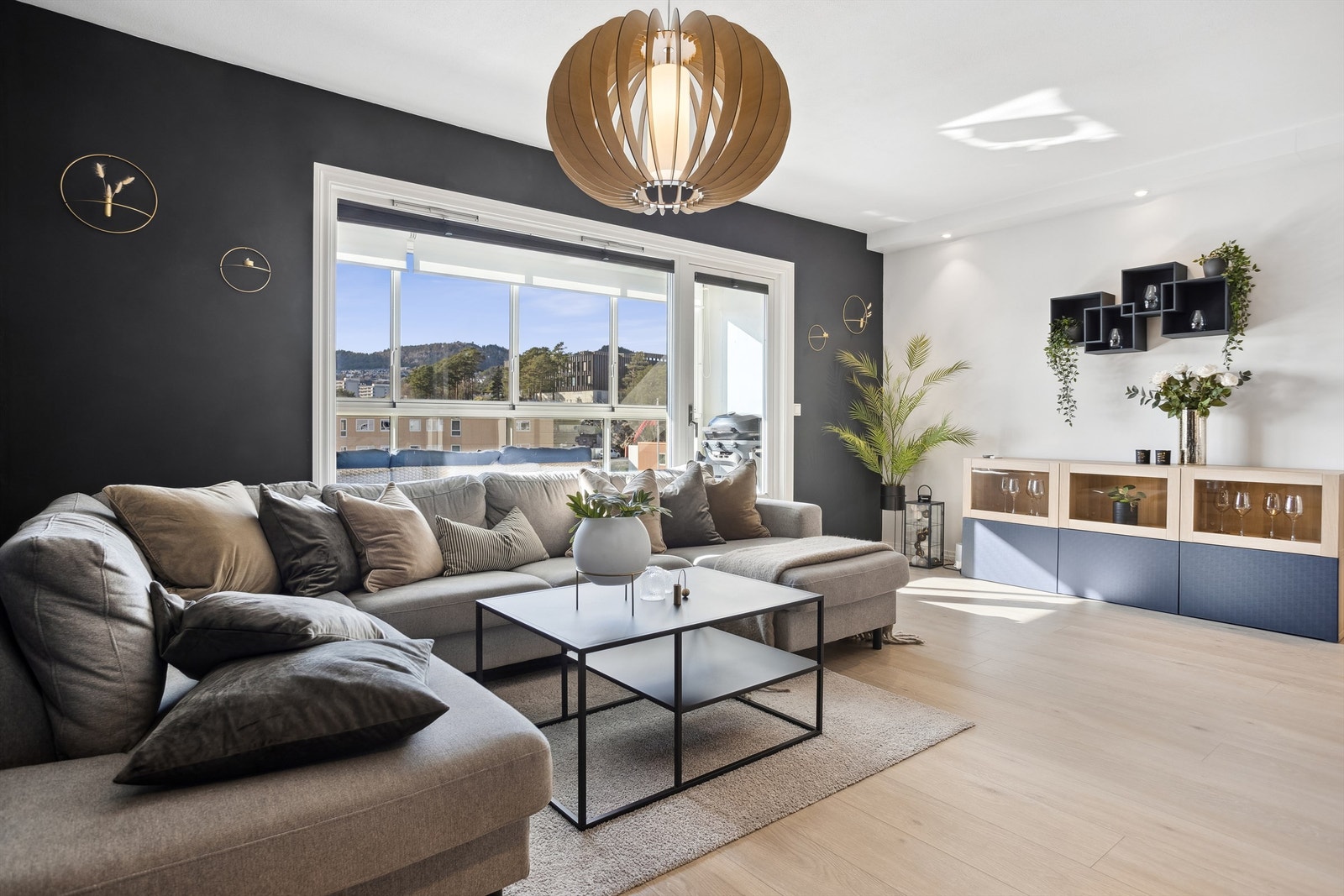 Leiligheten er gjennomført ut til fingerspissen med moderne fargevalg, funksjonelle løsninger og flotte materialvalg. Galleribilde