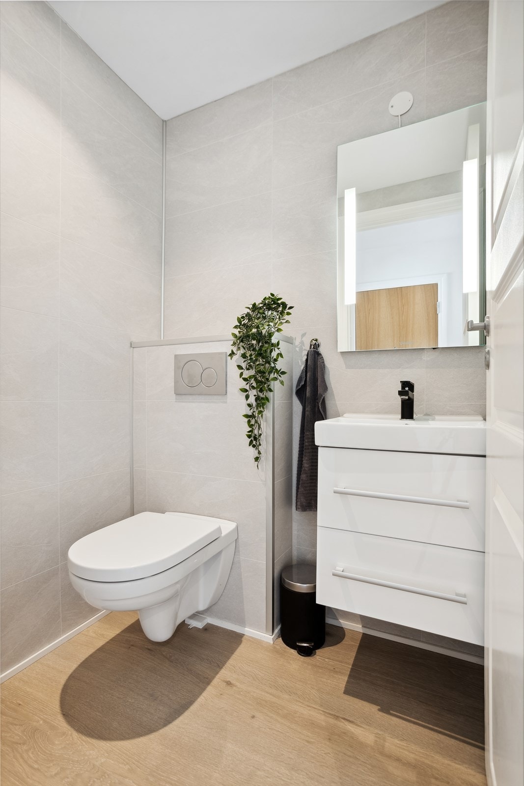 Praktisk og pent gjestetoalett. Galleribilde