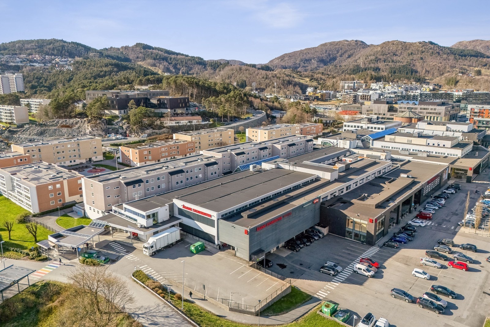 Leiligheten ligger like ved Åsane Storsenter og bussterminalen. Galleribilde