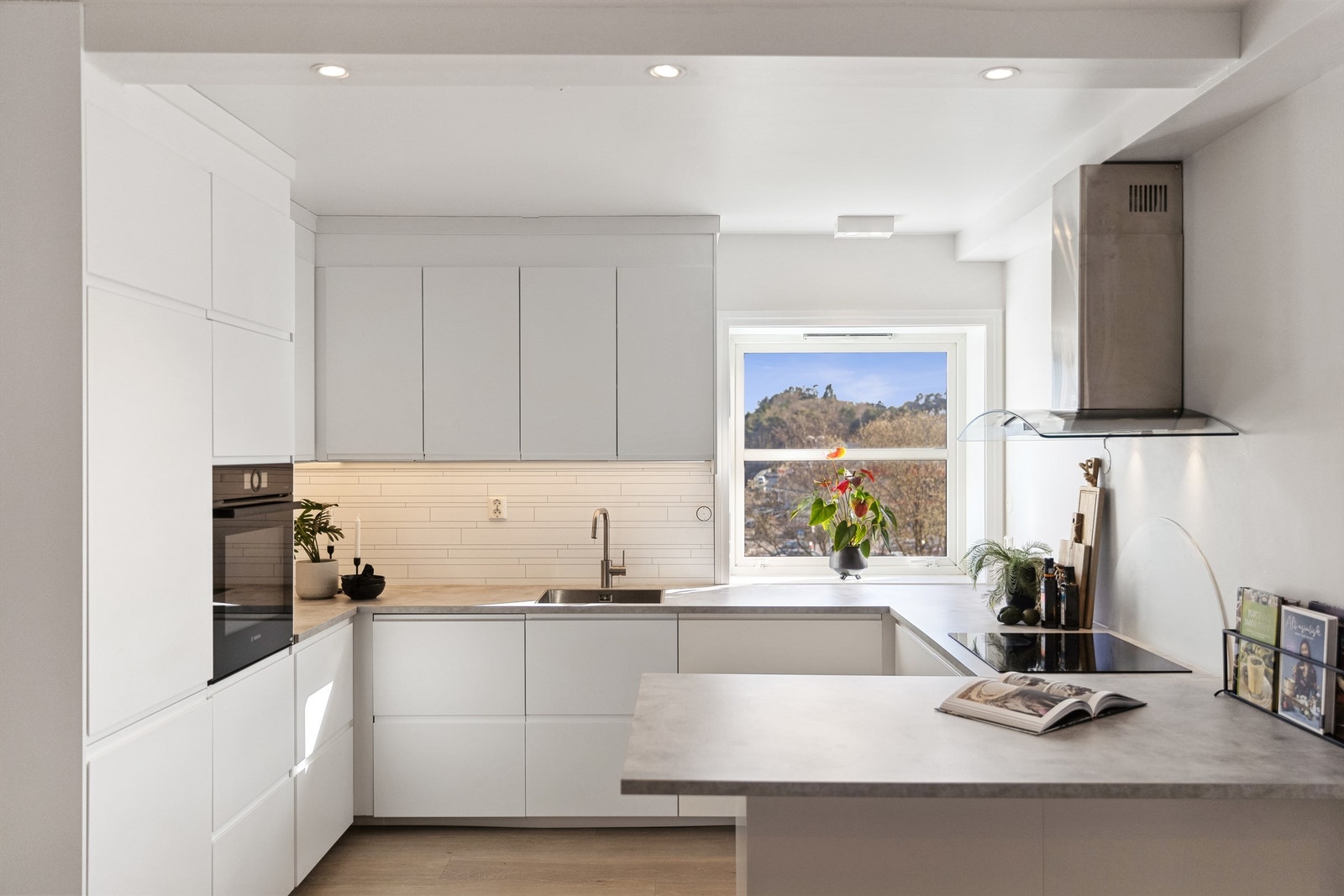 Det er lagt en slitesterk laminert benkeplate med planlimt kjøkkenvask i rustfritt stål. Galleribilde