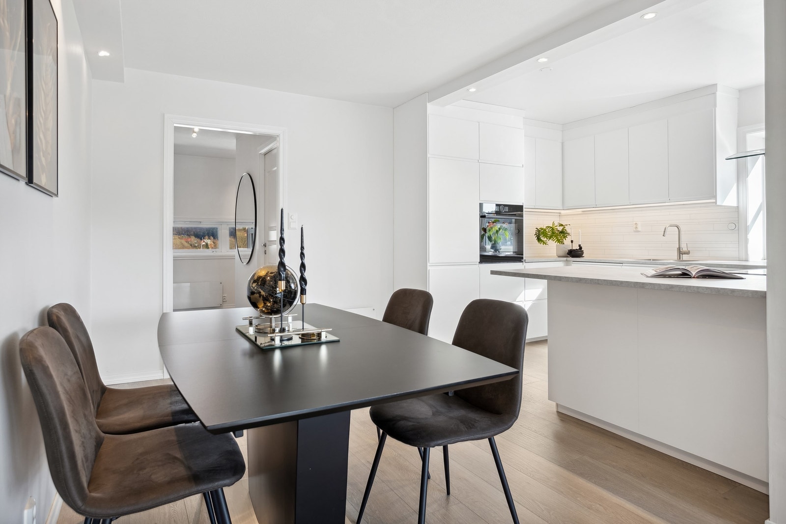 Kjøkkenet ligger fint plassert i en delvis åpen løsning til stuen. Galleribilde