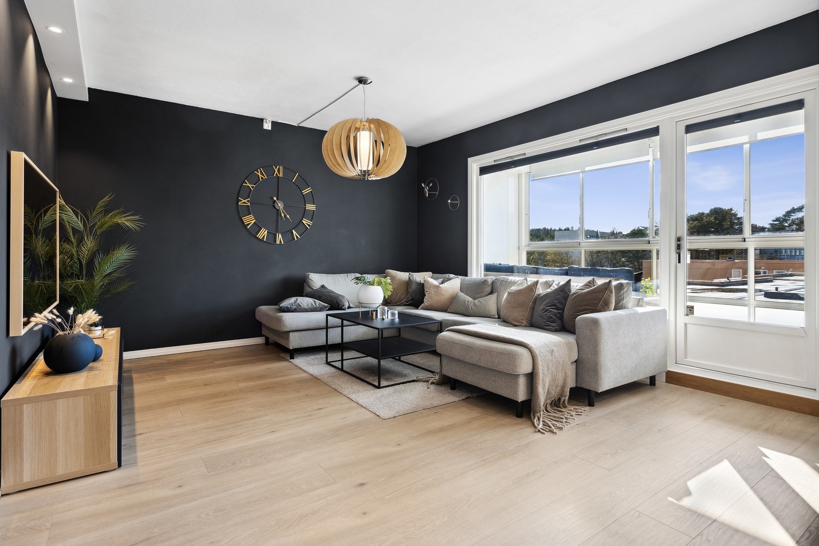 Boligens stue oppleves som svært lys og luftig med ekstra takhøyde og store vindusflater som gir godt med naturlig lysinnslipp. Galleribilde