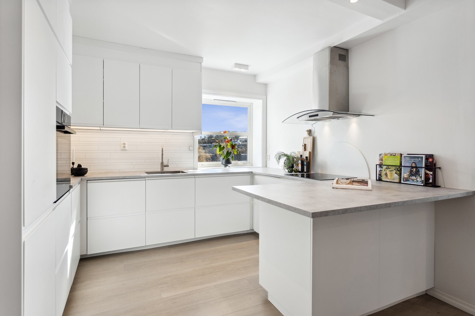 Kjøkkenet er moderne og minimalistisk og har fronter i glatt utførelse med integrerte håndtak. Fin og sosial barløsning på halvøyen. Galleribilde