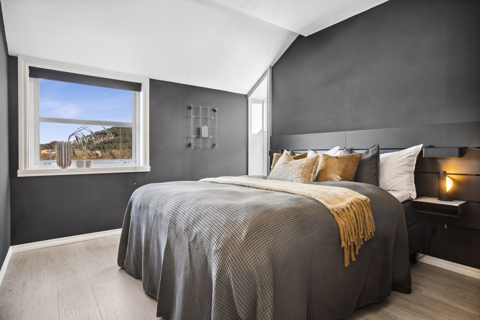 Lekker og skreddersydd sengegavl med tilbehør medfølger i salget. Galleribilde