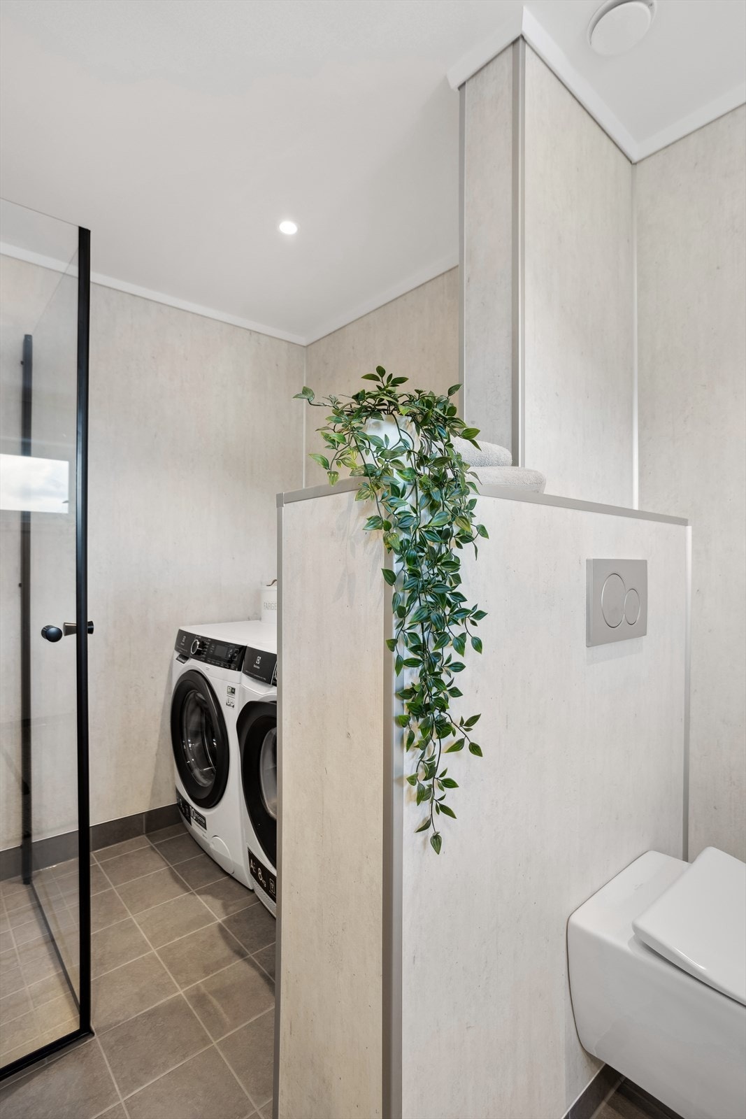 Fin og skjermet løsning for vaskemaskin og tørketrommel. Galleribilde