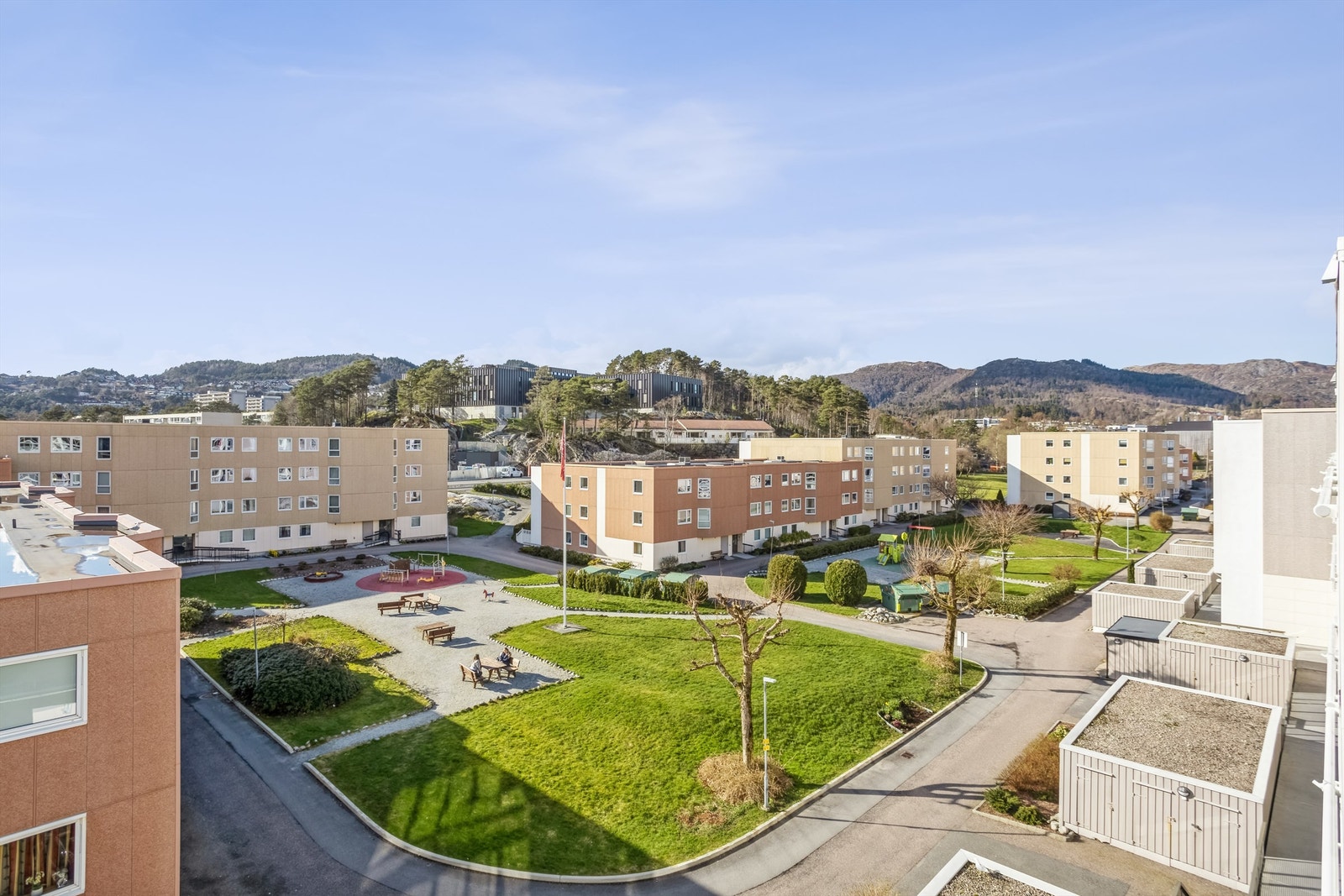 Fin utsikt fra balkongen utover et rolig nabolag med pent opparbeidede utearealer. Solen kan nytes på balkongen til sent på kveld sommerstid. Galleribilde