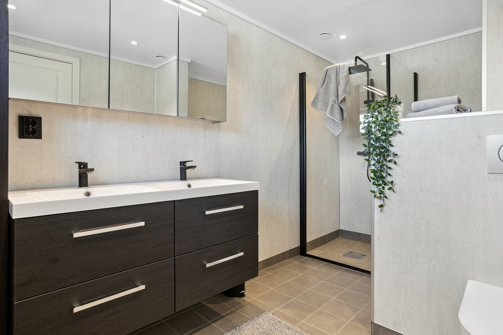 Delikat og lekkert bad med nye rør og varmekabler fra 2019. Alle overflater er fornyet i april 2024. Galleribilde