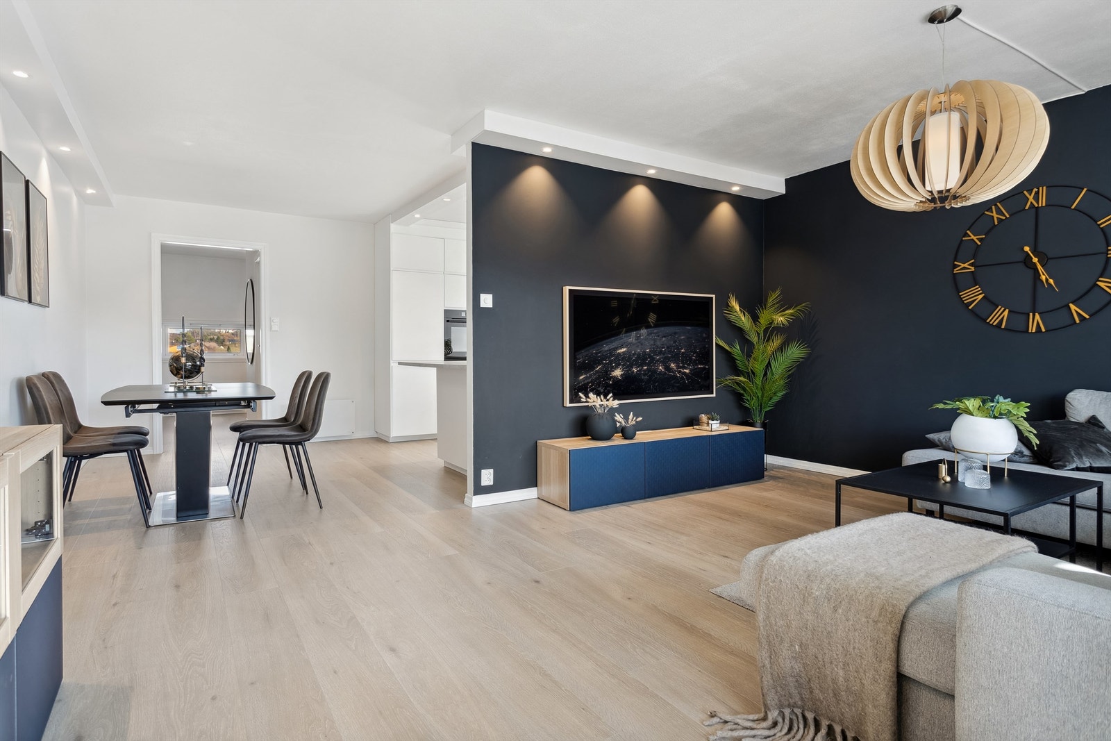 Det er bygd spottkasser på noen av veggene som passer utmerket inn i rommet Galleribilde