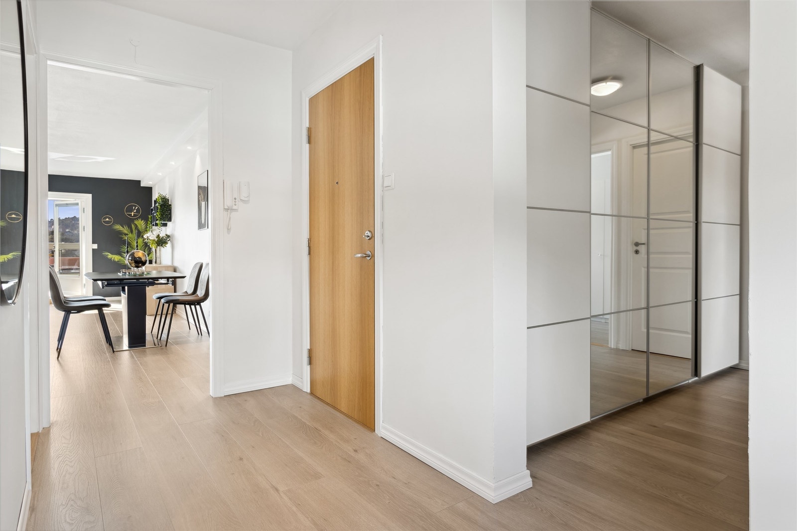 Gangen leder videre til leilighetens 2 soverom, gjestetoalett, bad og innvendig bod. Medfølger også en utvendig bod. Galleribilde