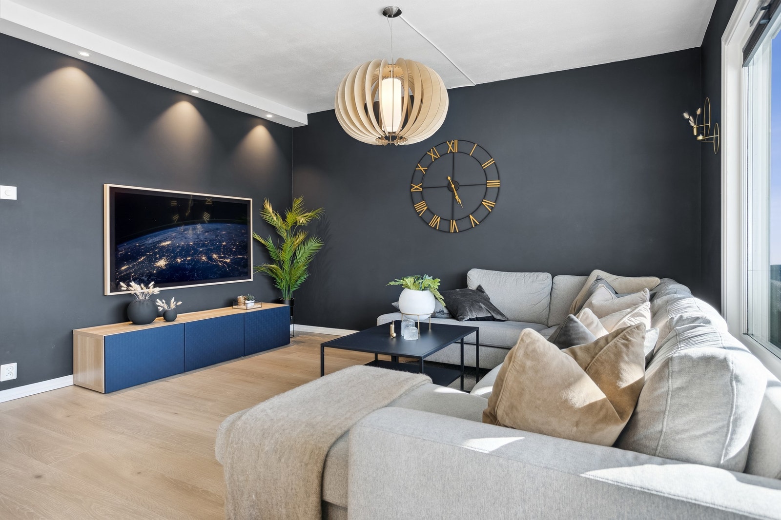 Alle overflater er fra 2019 med unntak av badet som har fått oppgraderte overflater i 2024. Galleribilde