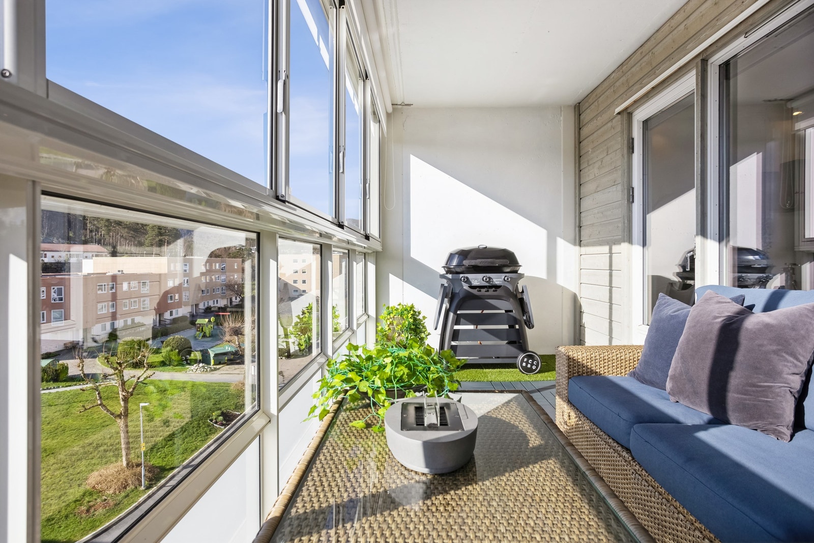 Fra stuen har man utgang til en stor og herlig innglassert balkong hvor man kan skyve bort vinduene så solen slippes inn. Galleribilde