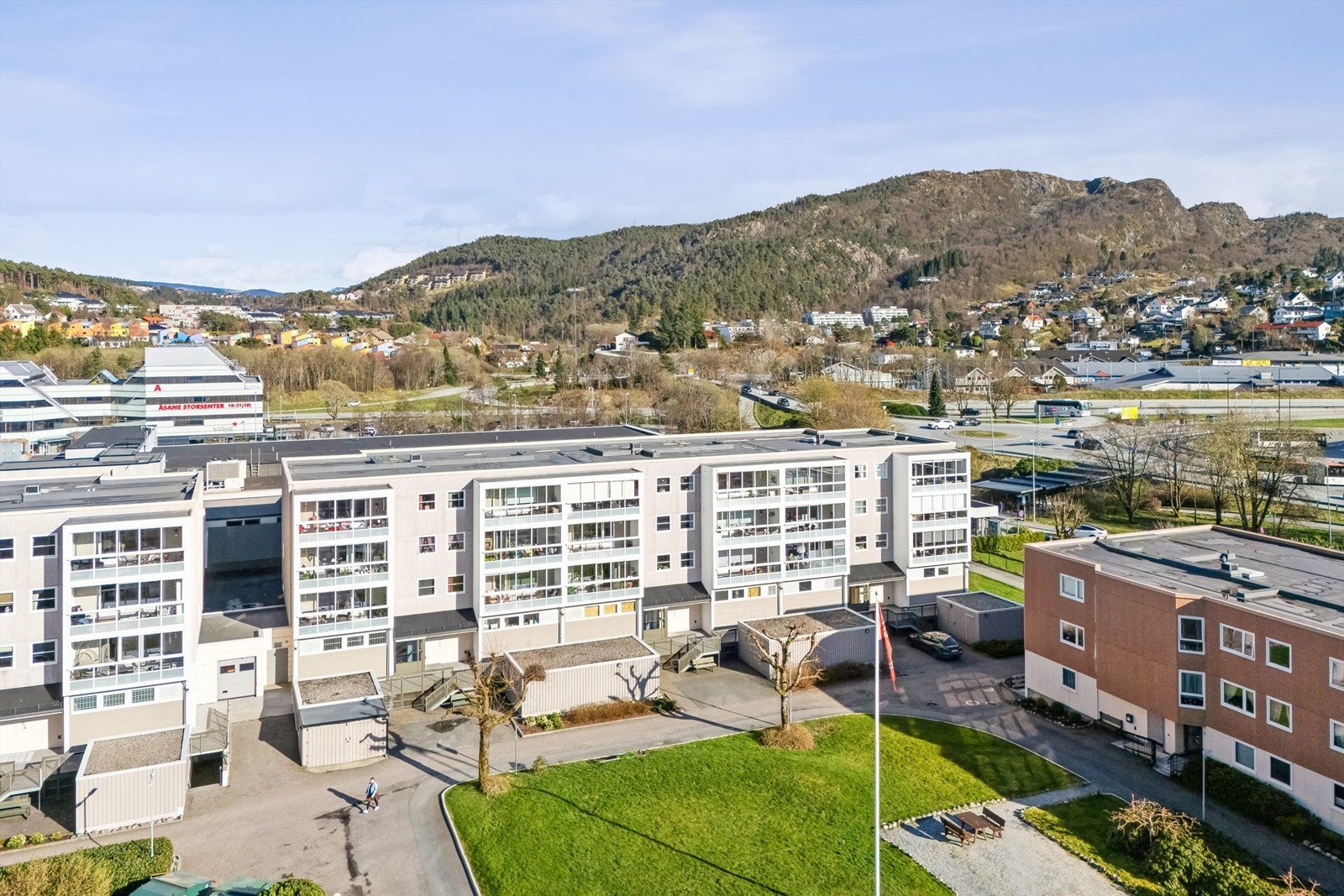 Leiligheten ligger utmerket til i bygget som topp-og endeleilighet. Den har en har flott utsikt over nærområdet og en meget sentral beliggenhet i Åsane. Galleribilde