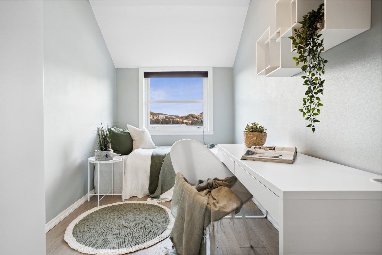 Soverom 2 er malt i en behagelig og tidsriktig farge. Galleribilde