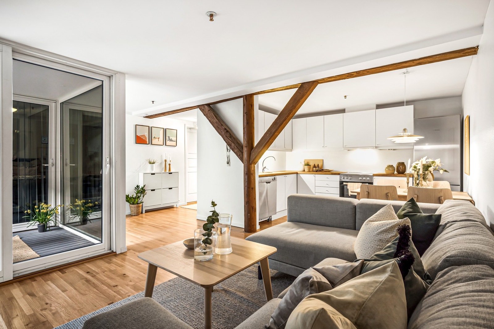 I stuen skaper de store vindusflatene rikelig med naturlig lysinnslipp. Galleribilde