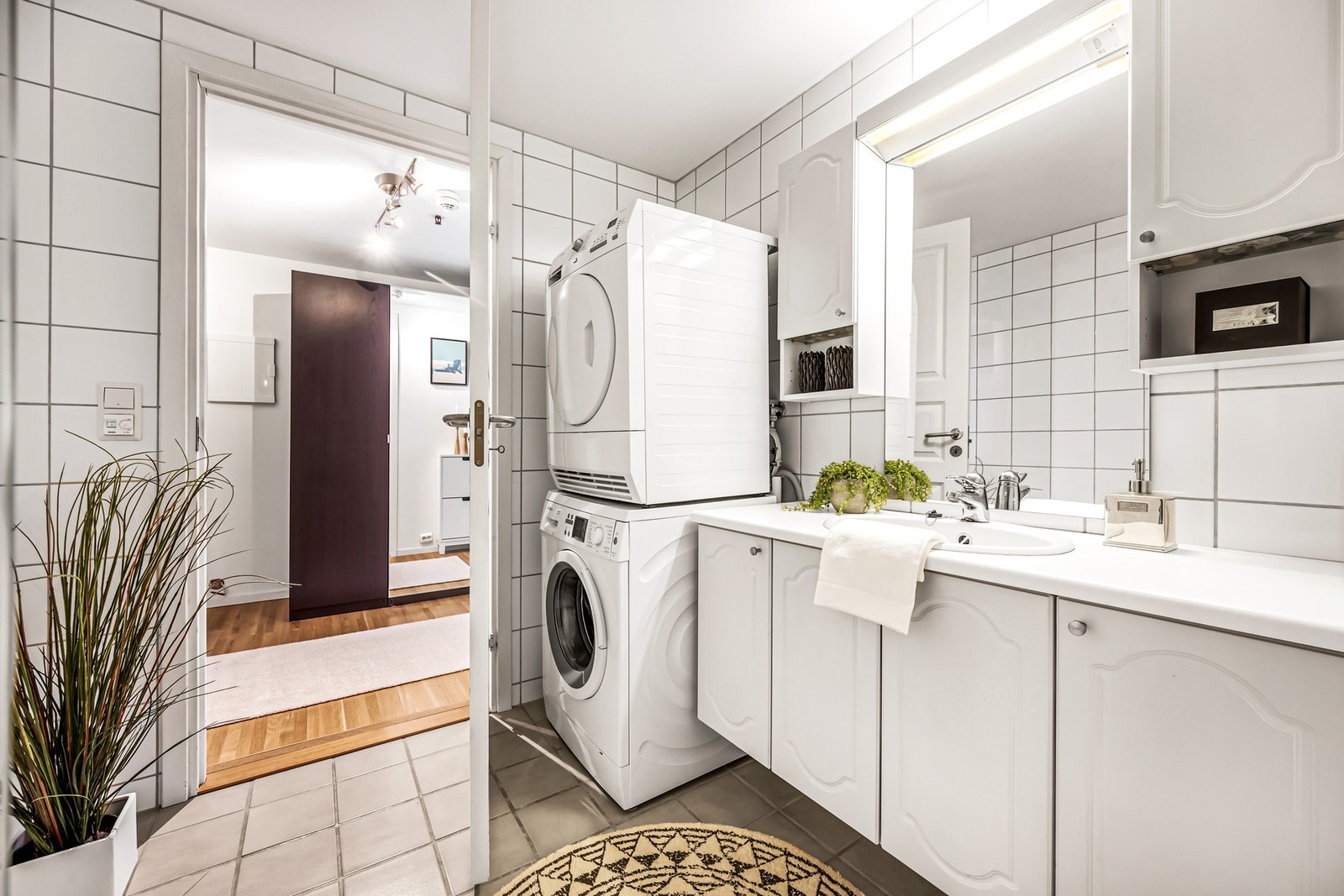 Badet har opplegg for vaskemaskin og elektriske varmekabler i gulv. Galleribilde