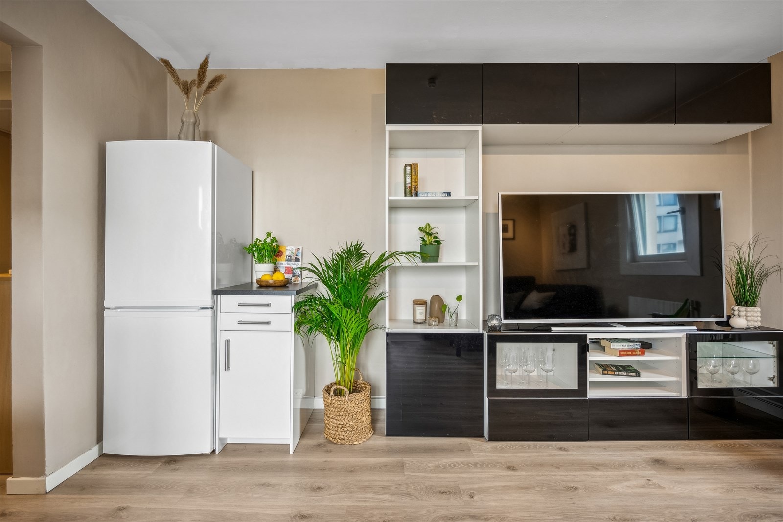 Stuen er innredet med praktisk hylleløsning for oppbevaring. Galleribilde