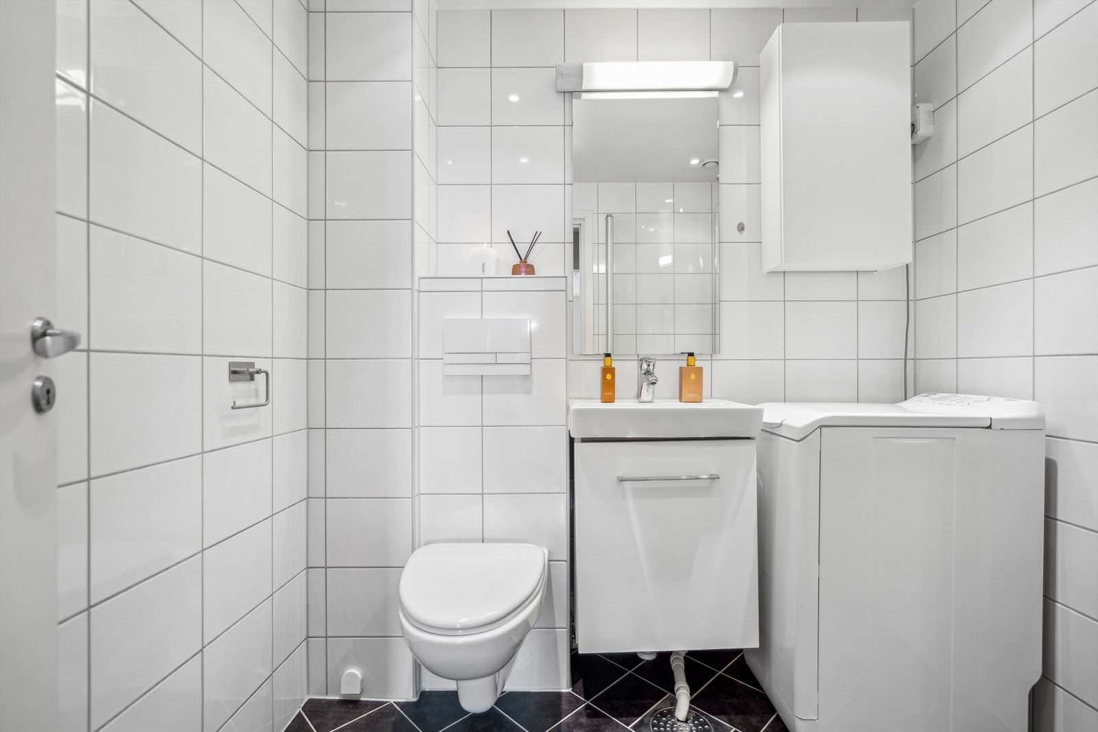 Øvrig innredning består av servant med skuff og overspeil, samt vegghengt toalett. Galleribilde