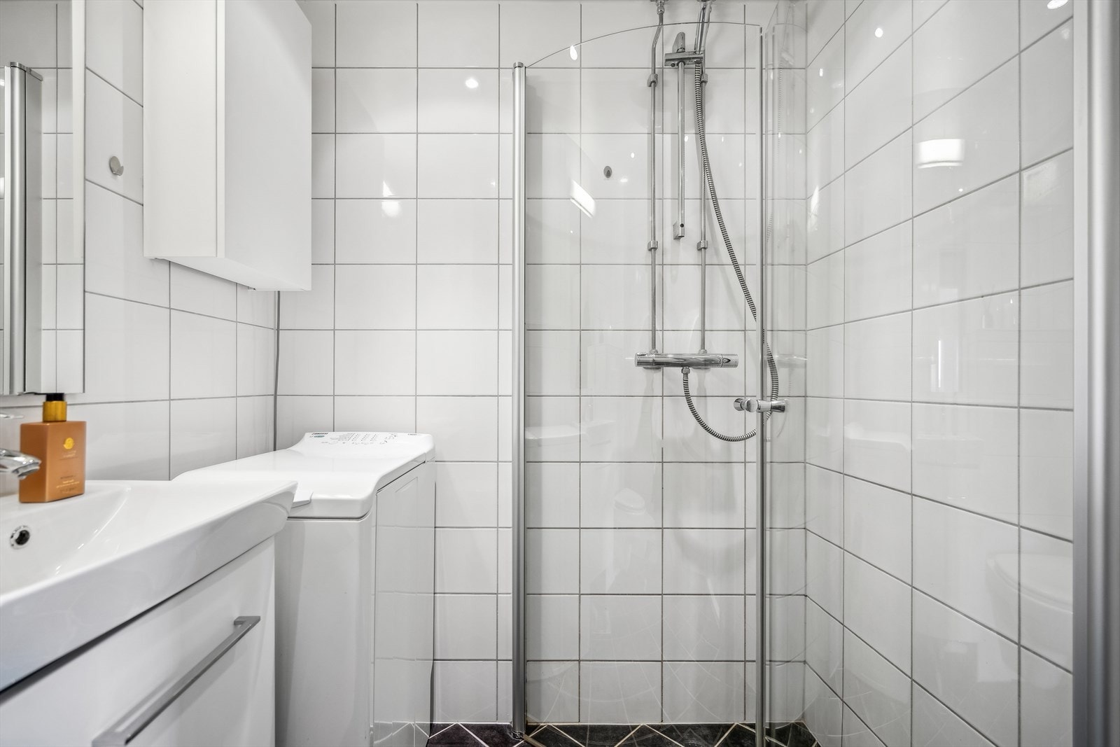 Badrommet er innstallert med varmekabler i gulv og dushjørne med innfellbare dører. Galleribilde