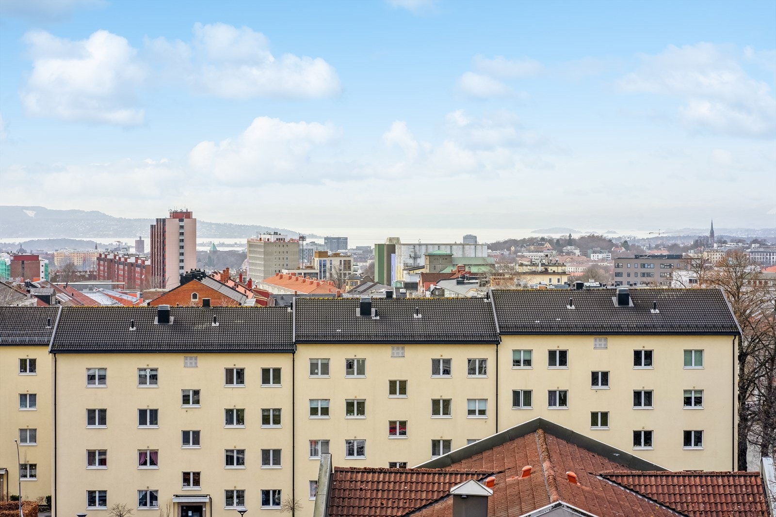 En 2-roms andelsleilighet, høyt beliggende i 5. etasje med god utsikt og sentral beliggenhet på Storo. Galleribilde