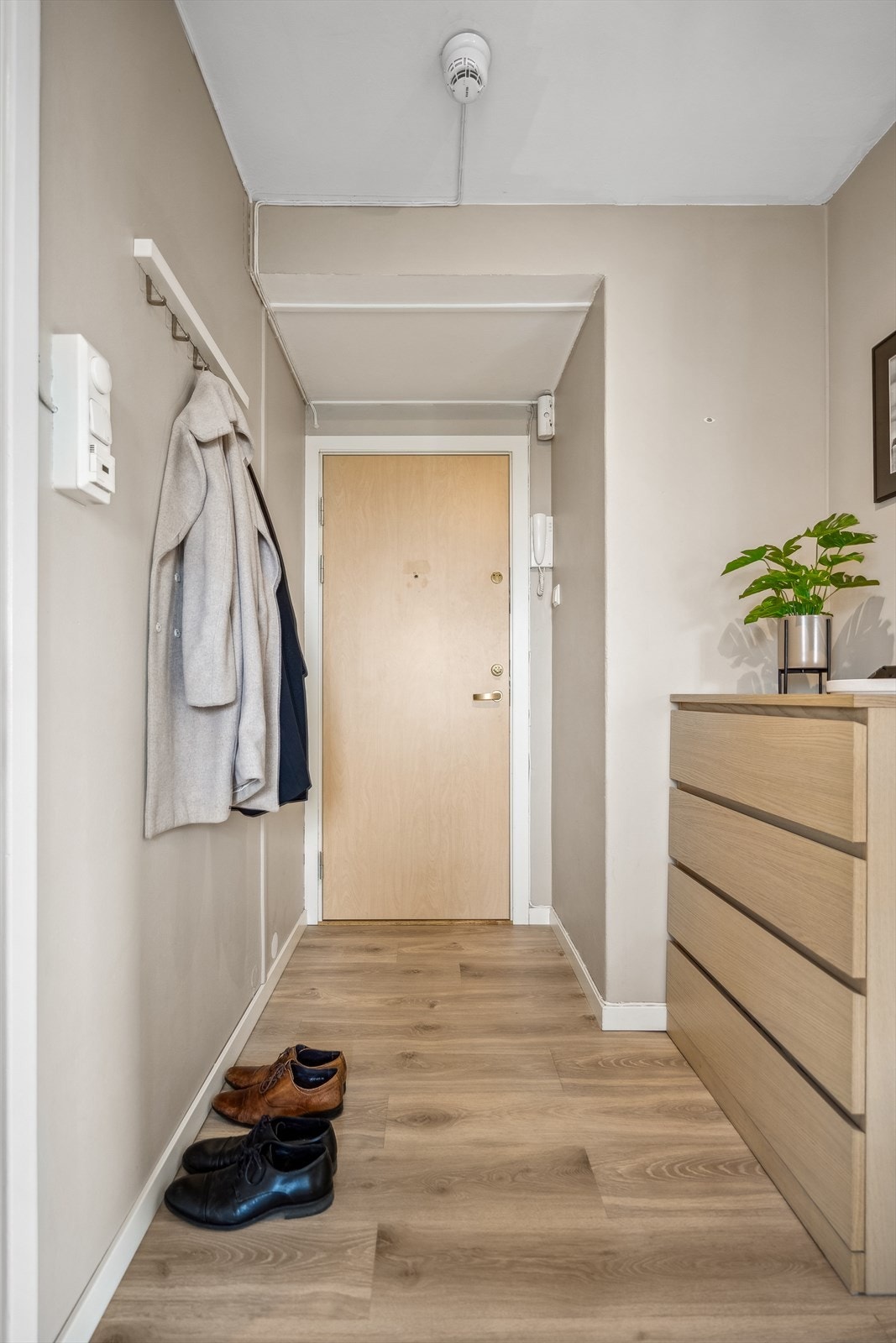 Entrèen er utstyrt med dørcalling-system slik at du enkelt kan slippe inn gjester. Galleribilde