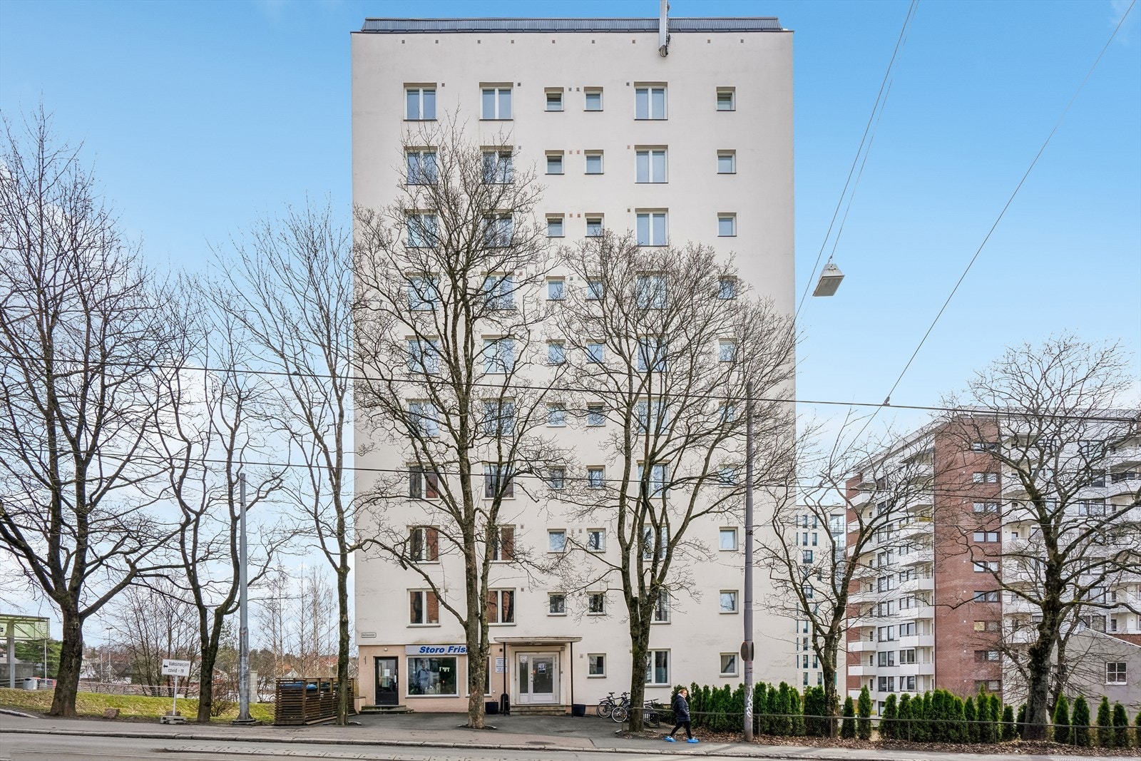 Grefsenveien 51 ligger sentralt på Storo i umiddelbar nærhet til alt av offentlig kommunikasjon. Galleribilde