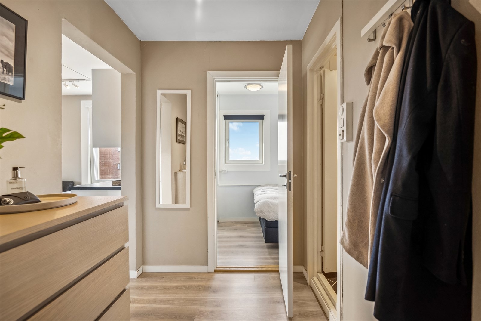 Du ønskes velkommen inn i en romslig entré med god plass til å henge fra seg yttertøy og sette fra seg sko. Galleribilde