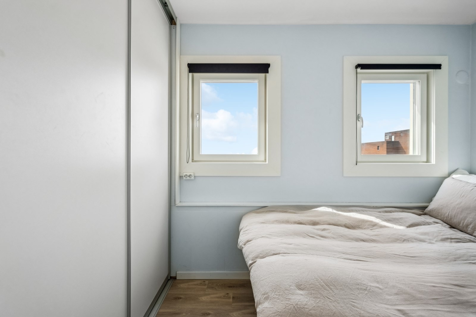 Soverommet har god plass til dobbeltseng og er innredet med praktisk en skyvedørsgarderobe. Galleribilde