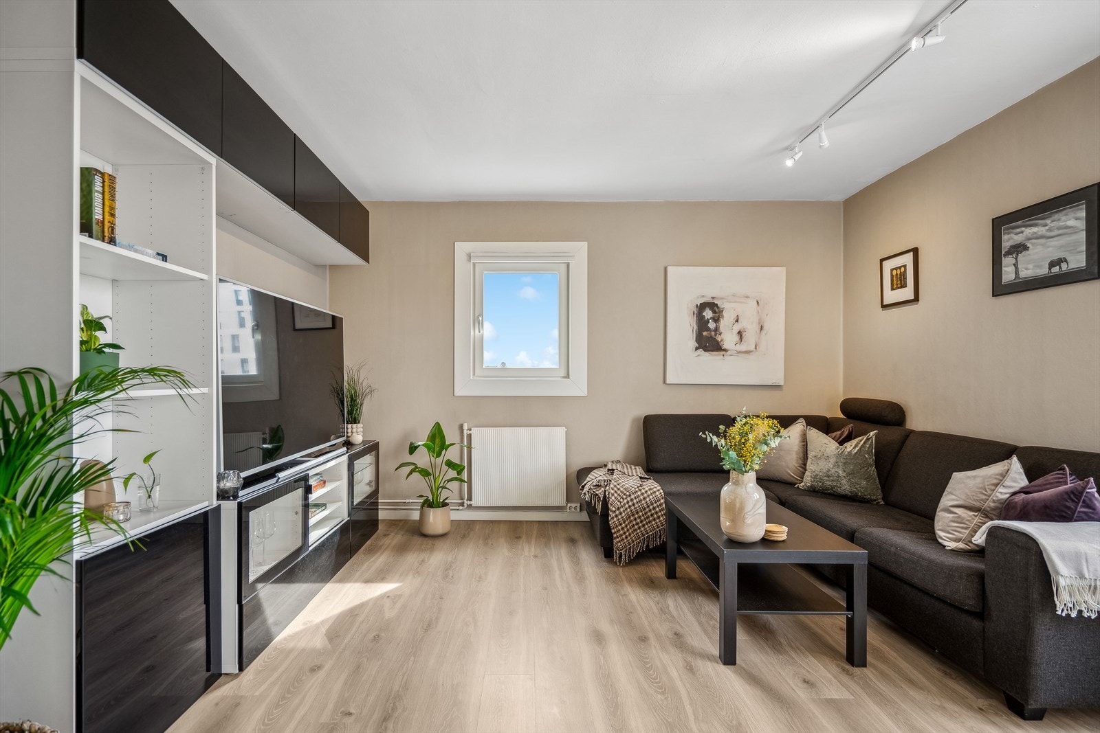 Stuen har god plass til sittegruppe med tilhørende møblement og kan innredes etter eget ønske. Galleribilde