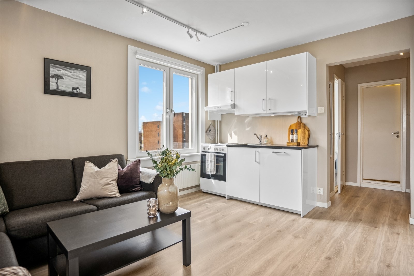 Kjøkken fra 2016 ligger i åpen løsning mot stue. Galleribilde