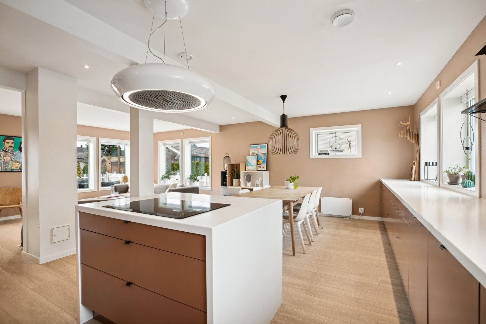 Kjøkkenet har rikelig med skap- og benkeplass til glede for hobbykokken. Galleribilde