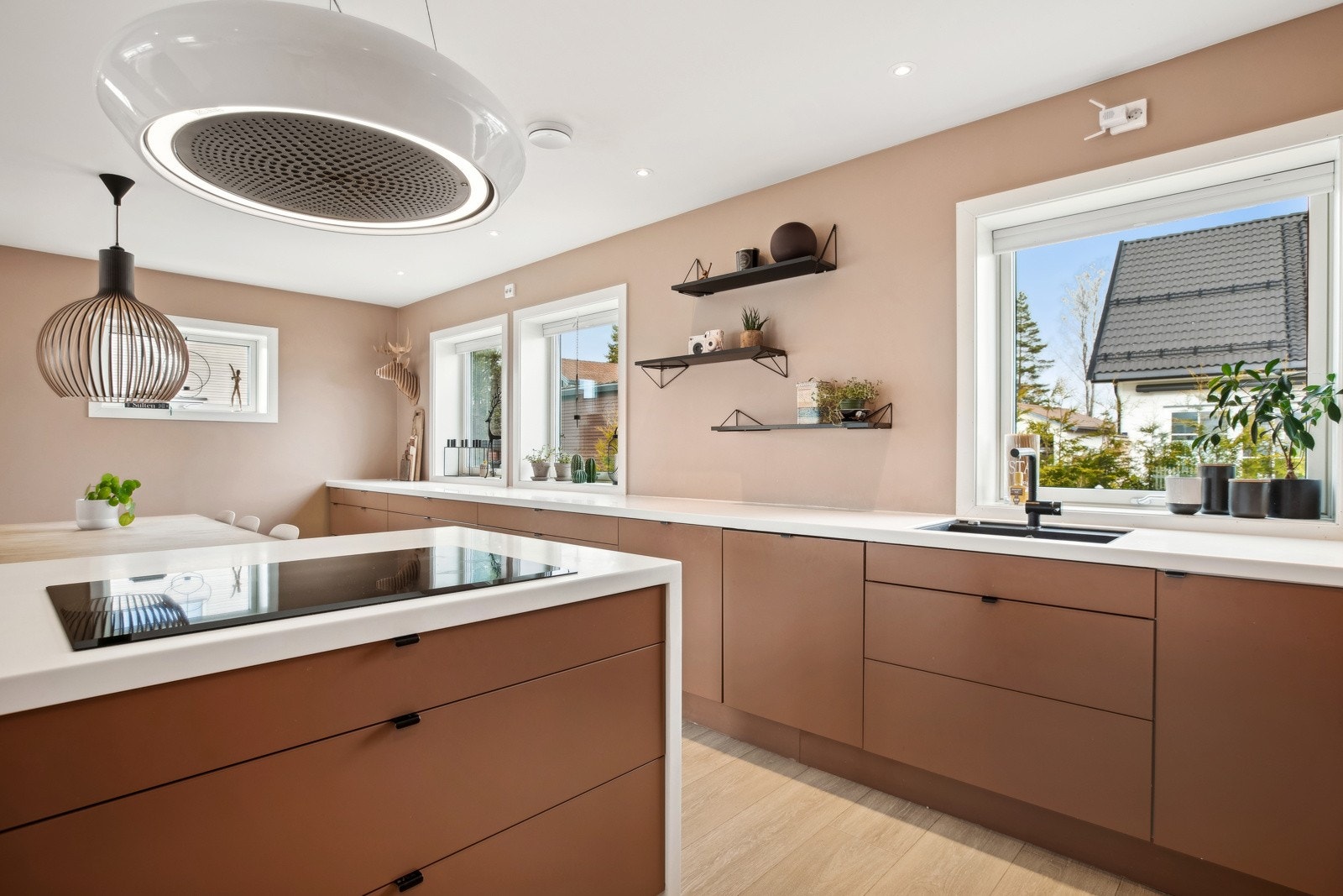 Godt utstyr kjøkken med integrert platetopp, stekeovn/mikrobølgeovn, stekeovn/dampovn, oppvaskmaskin, kjøleskuff, kjøleskap og fryseskap. Galleribilde