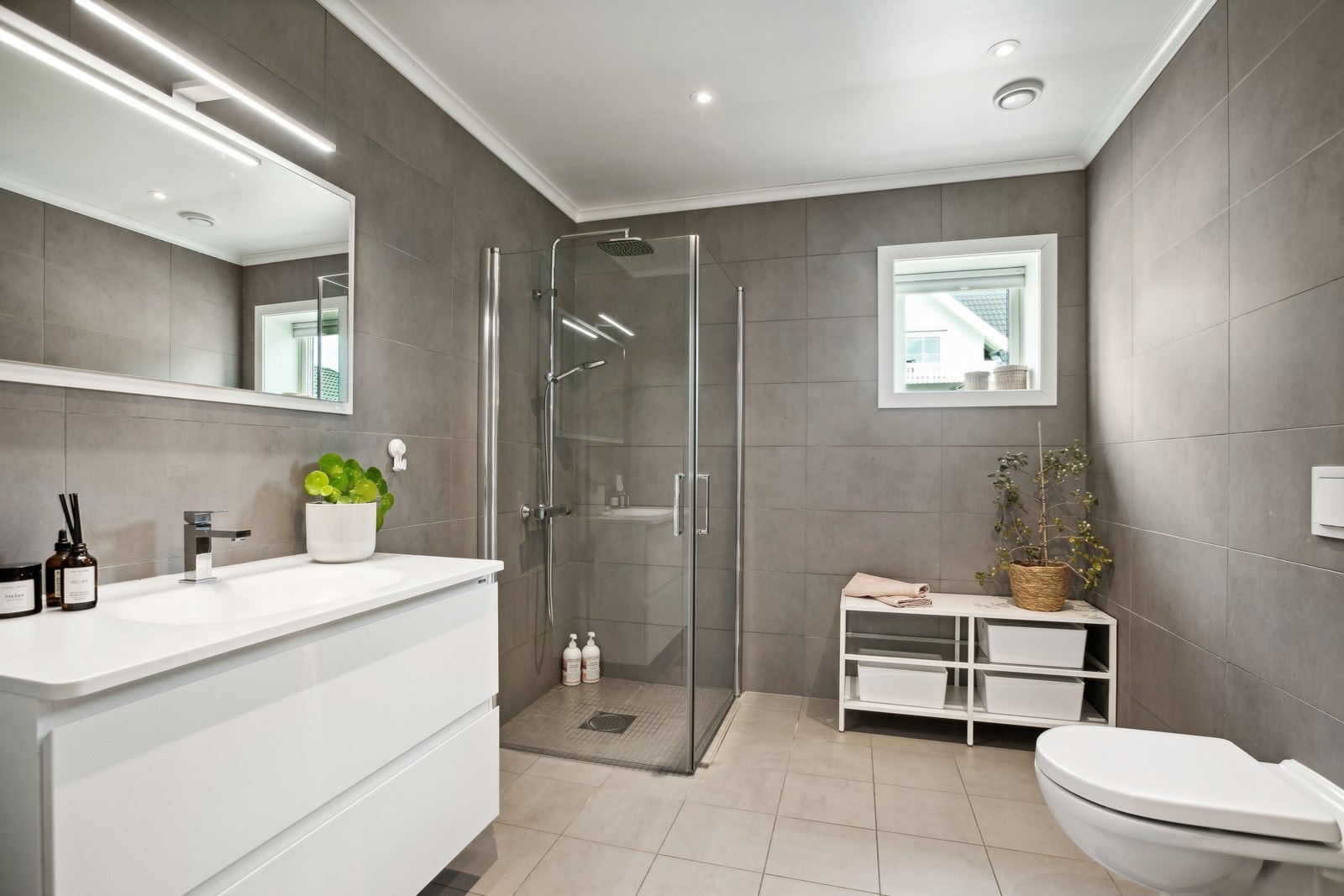 Lekkert, helfliset baderom i 1. etasje med varme i gulvet og downlights i himling. Galleribilde