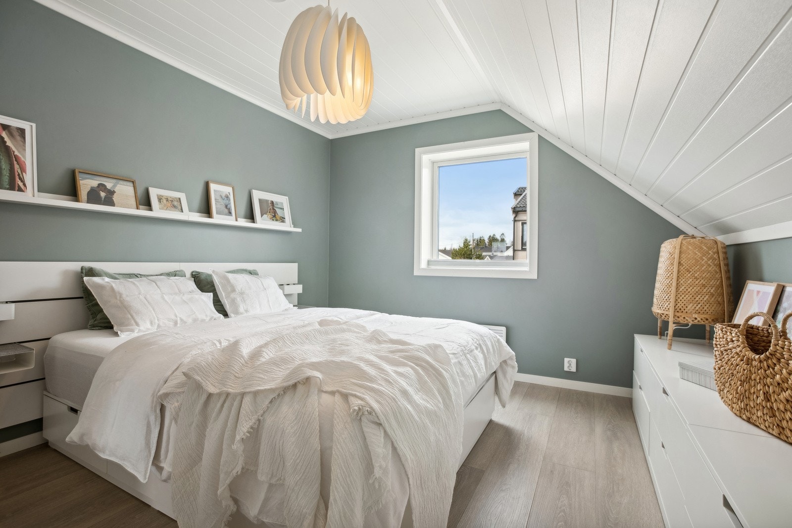 Fire av boligens fem soverom ligger i 2. etasje. Galleribilde