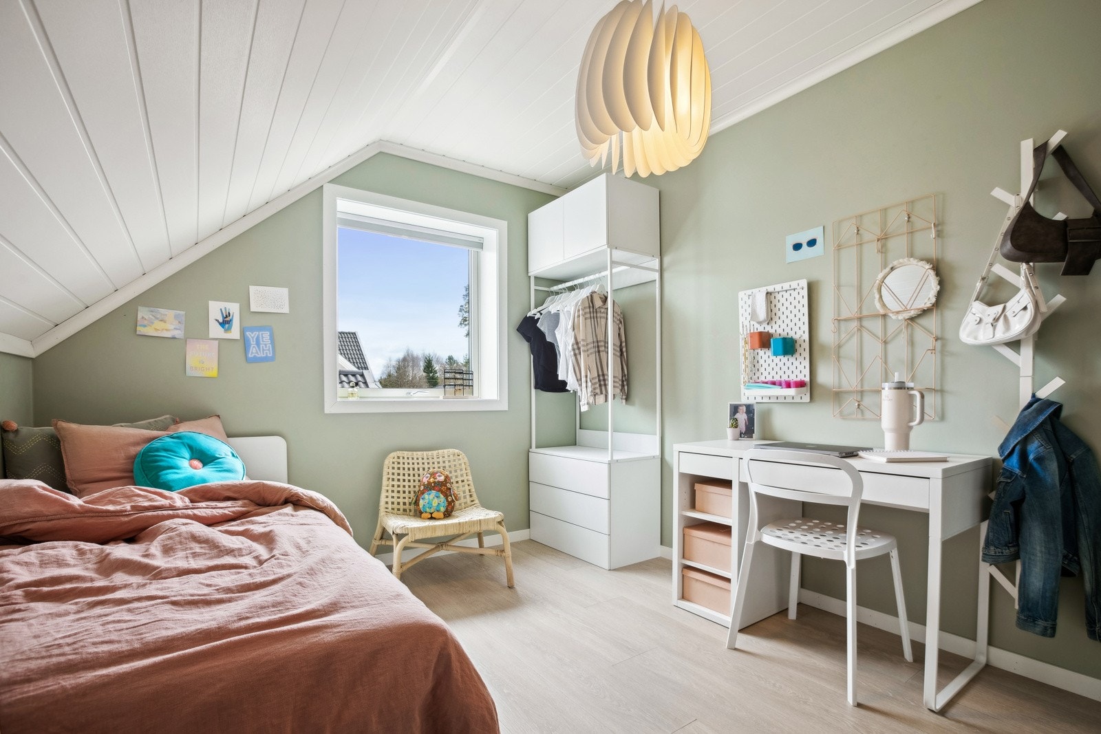 Soverommene har god plass til seng og garderobeløsning. Galleribilde