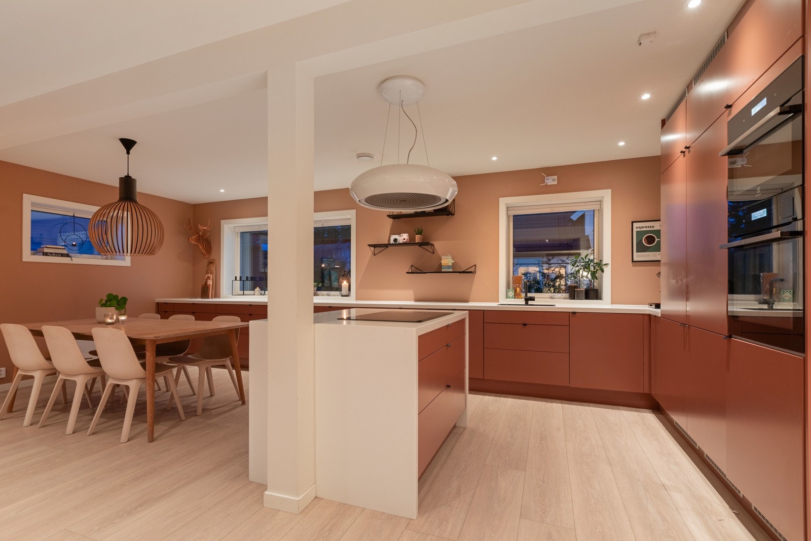 Lekkert kjøkken i åpen løsning mot stuen. Galleribilde