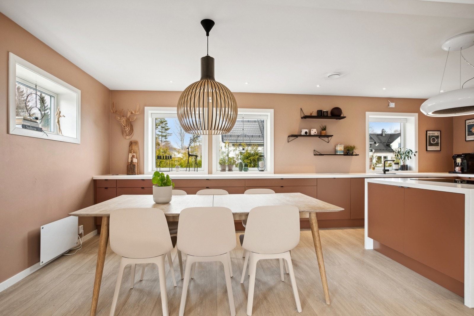Ved kjøkkenet er det plass til spisestue hvor du kan dekke på og invitere inn på middag. Galleribilde