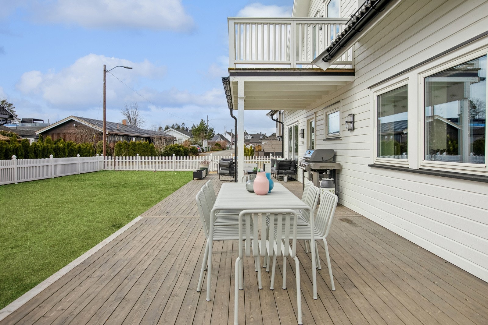 Terrassen har god plass til utemøbler og er et herlig sted å nyte sommeren. Galleribilde