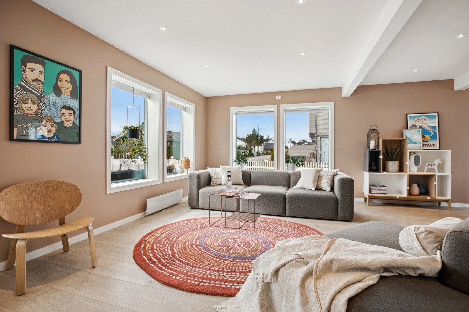 De store vindusflatene gir rikelig med naturlig lysinnslipp, noe som skaper en god atmosfære i boligen. Galleribilde