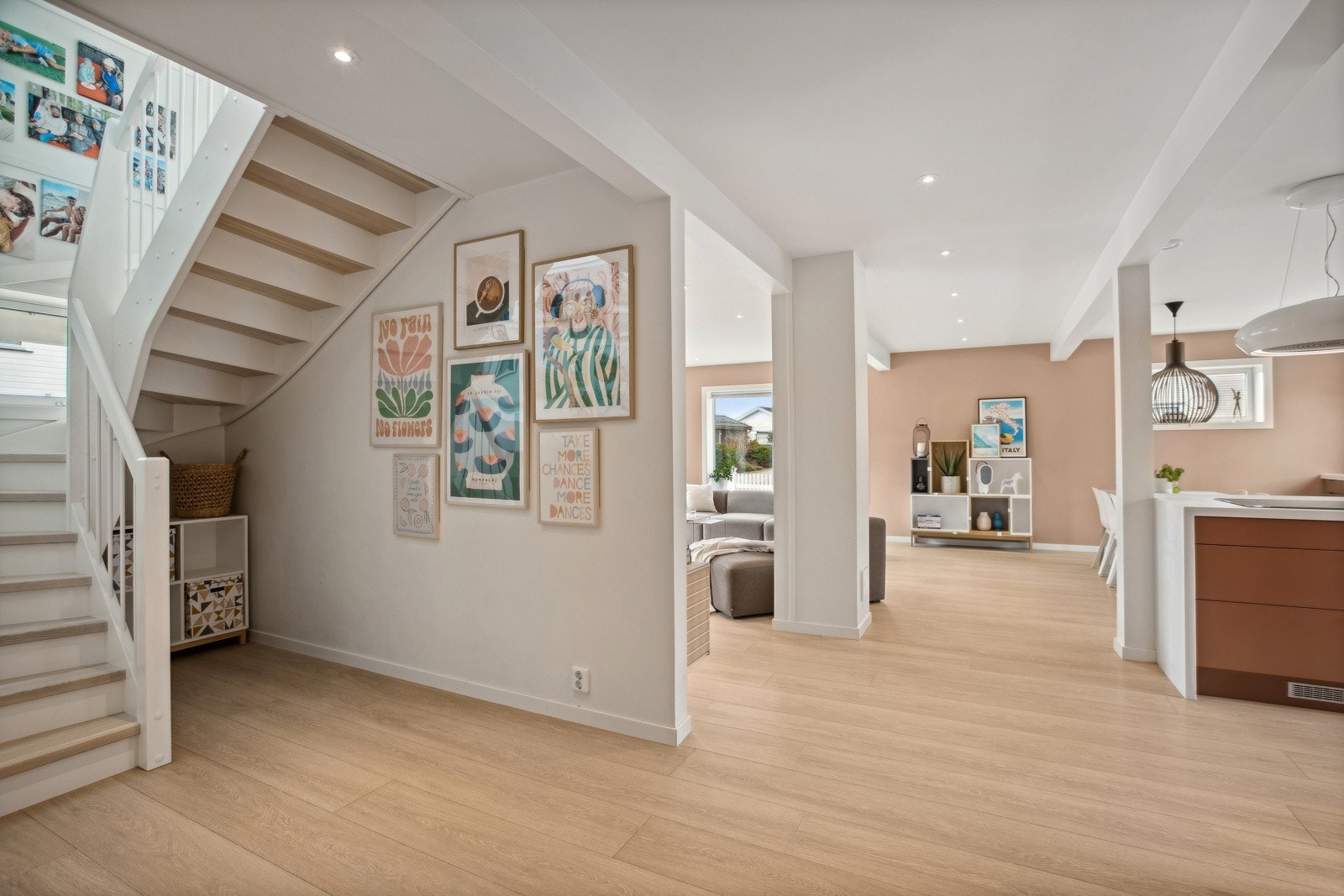 Gang og trapp opp til 2. etasje. Galleribilde