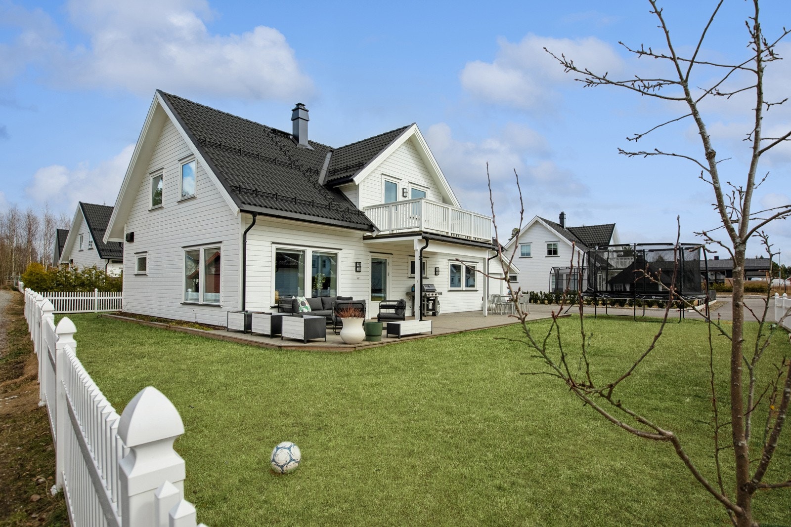 Skjermet og inngjerdet hage som gir barna godt med boltreplass. Galleribilde