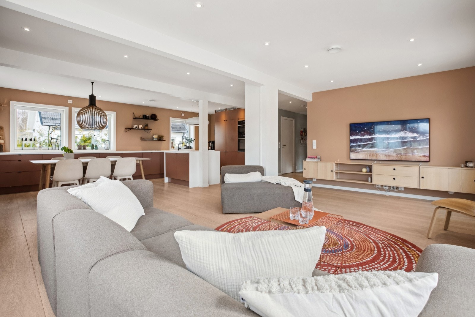 Det er god plass til stor sofagruppe med tilhørende bord, samt andre møbler. Galleribilde