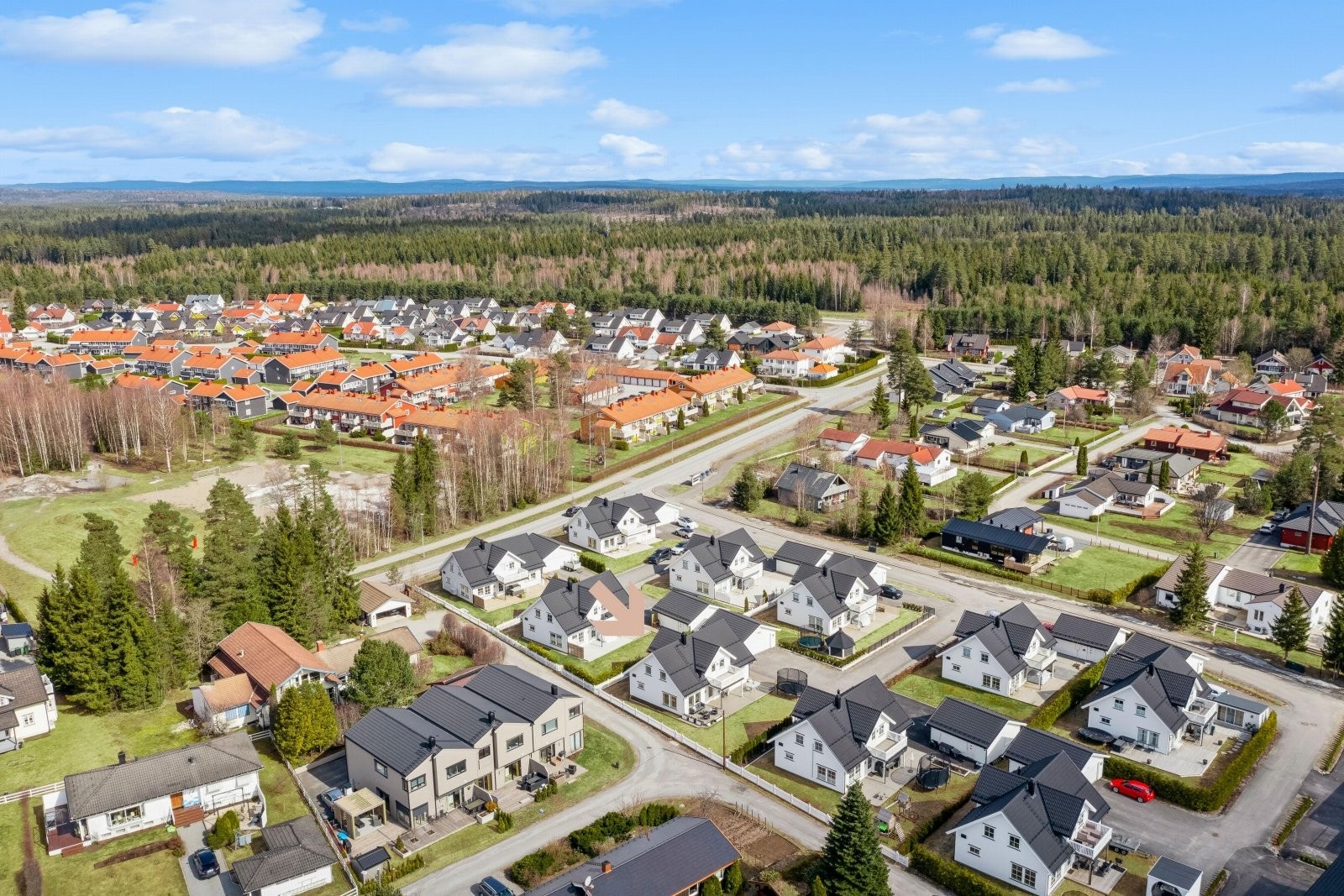 Det er gangavstand til barnehager, skoler i alle trinn og fritidsaktiviteter. Galleribilde