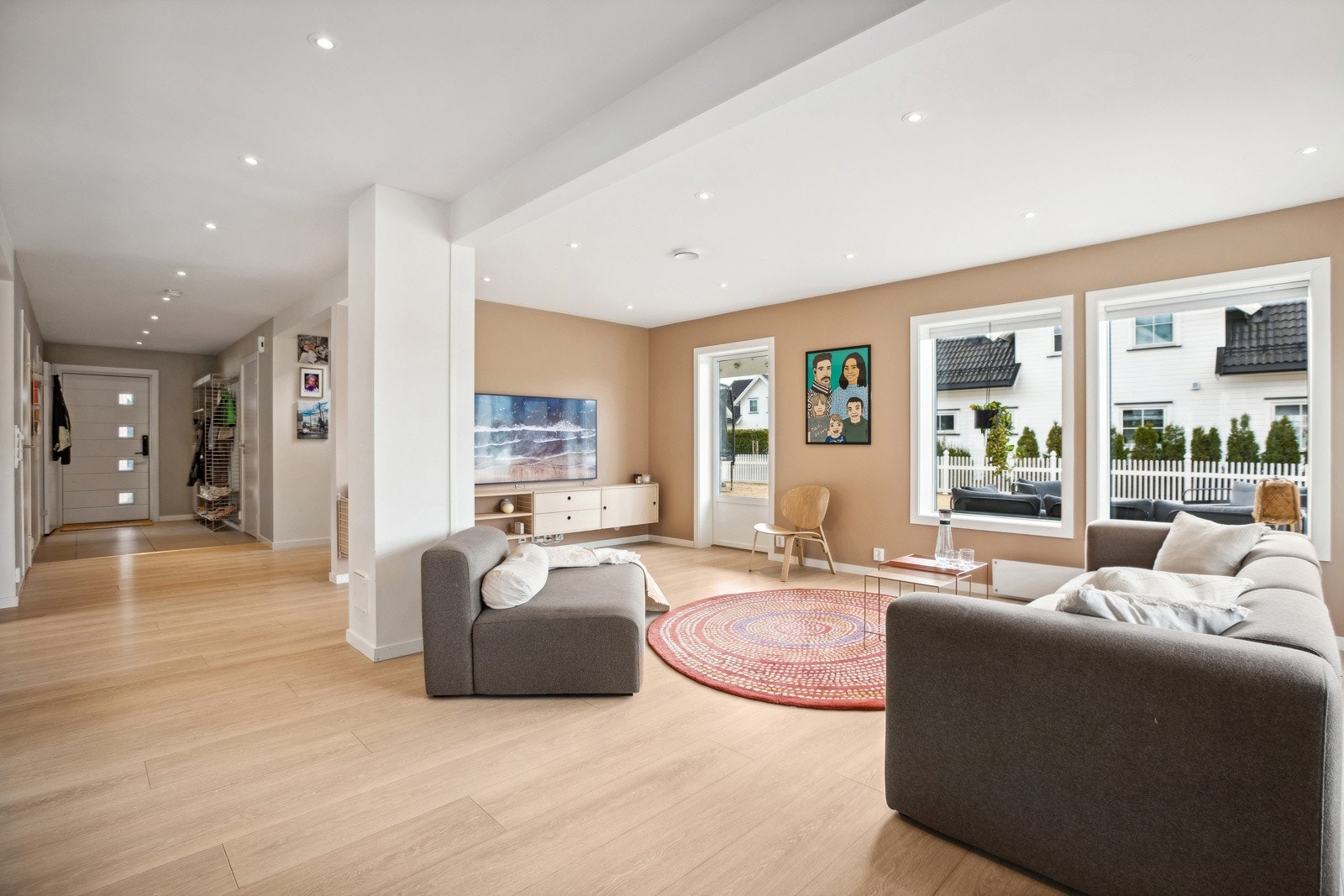 Pent laminatgulv, delikate fargevalg og utstrakt bruk av downlights. Galleribilde