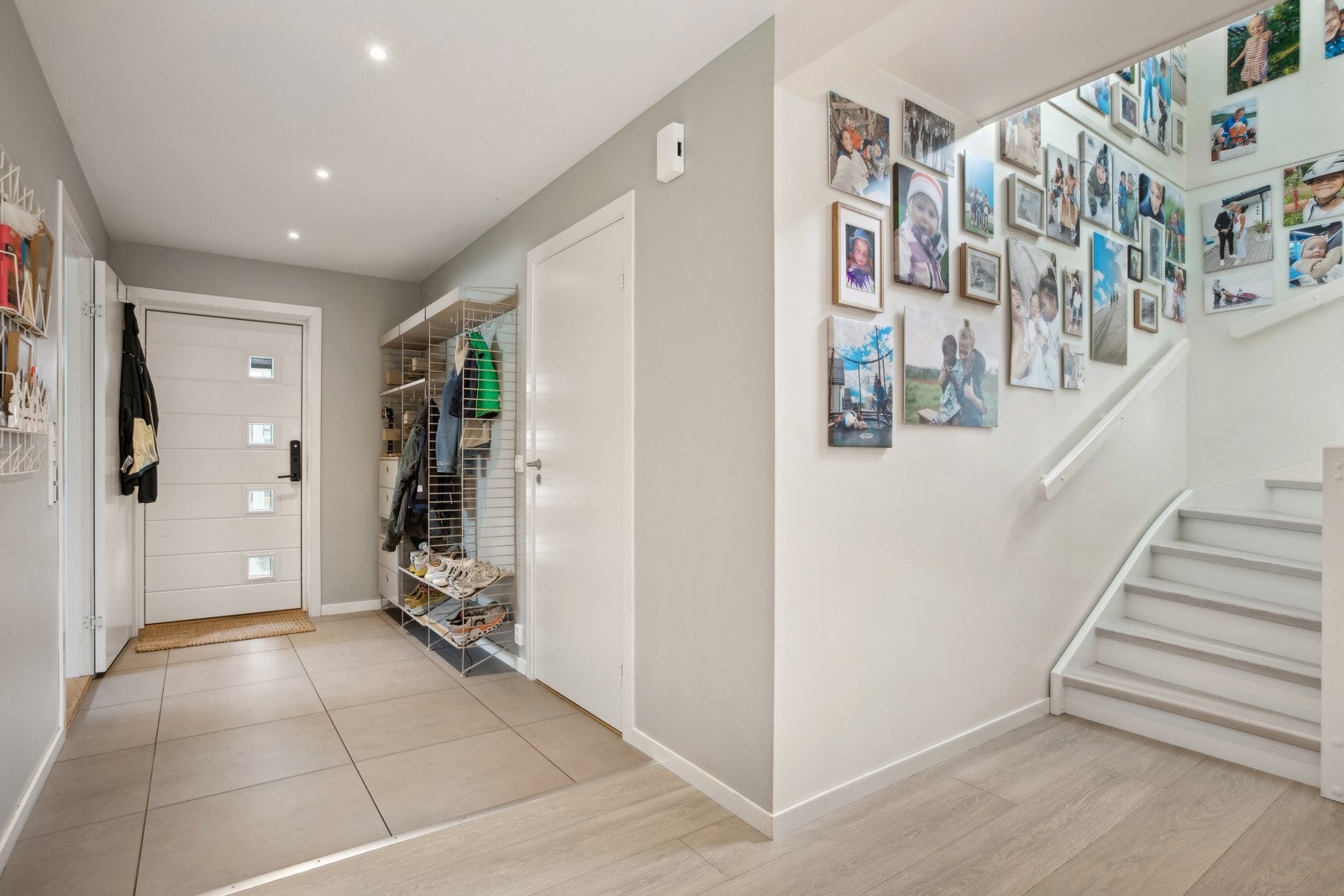 Velkommen inn til en flislagt entré med behagelig gulvvarme. Galleribilde