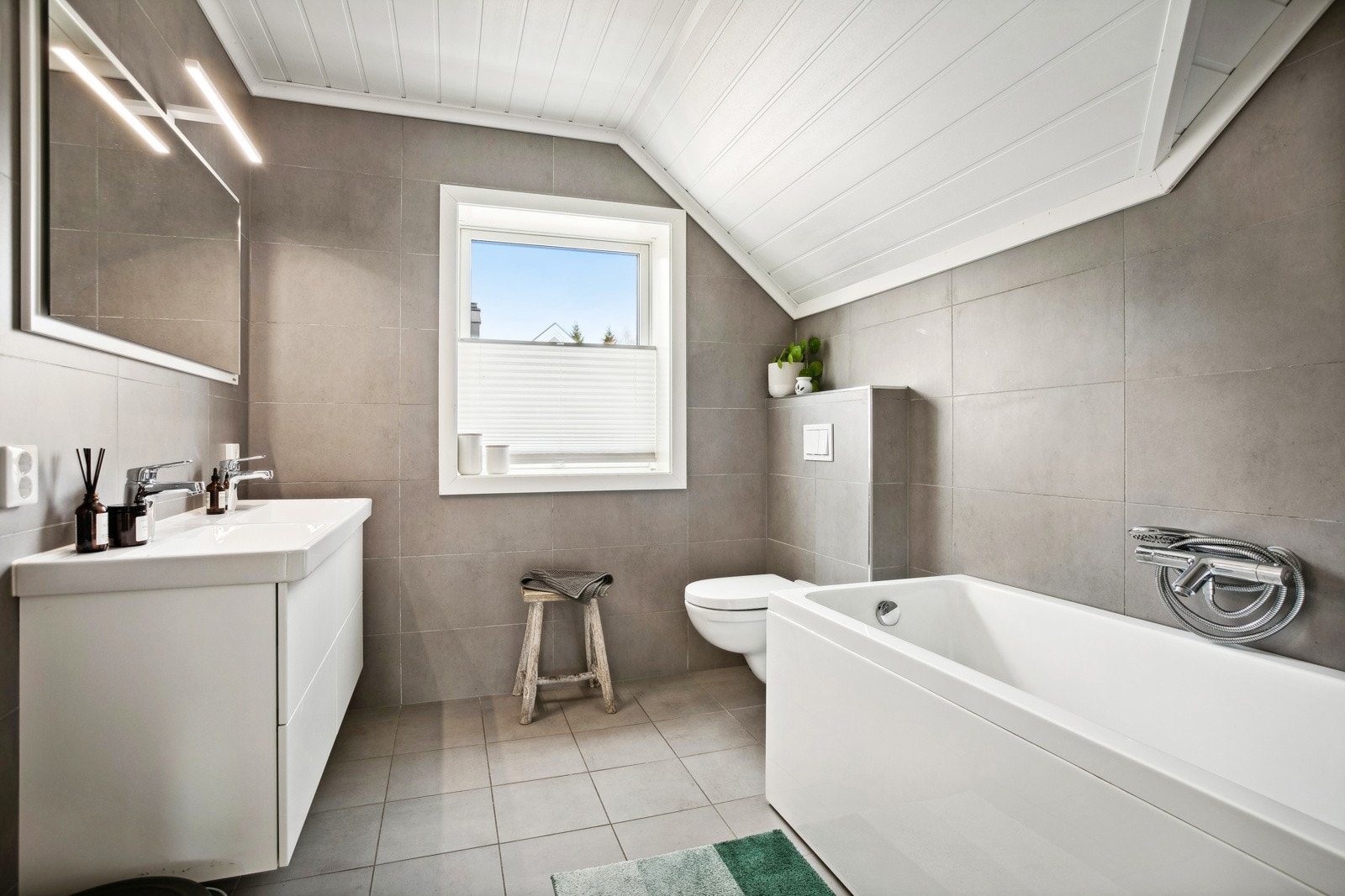 Helfliset baderom i 2. etasje med varme i gulvet. Galleribilde